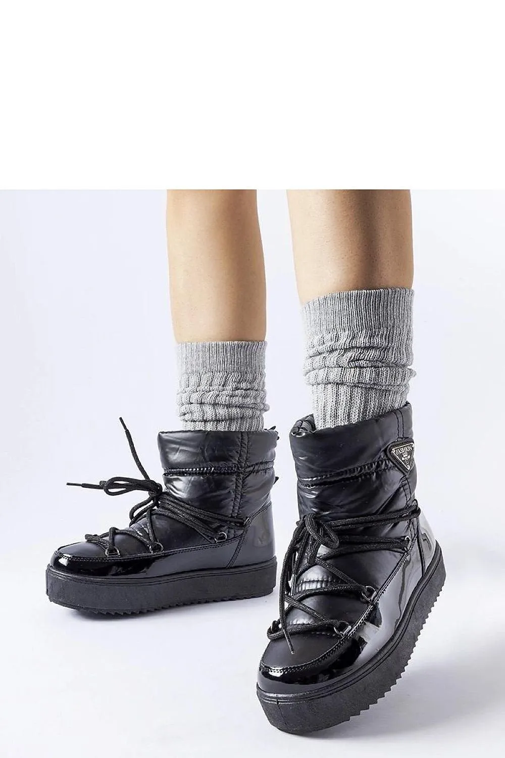 Black insulated snow boots with elastic band