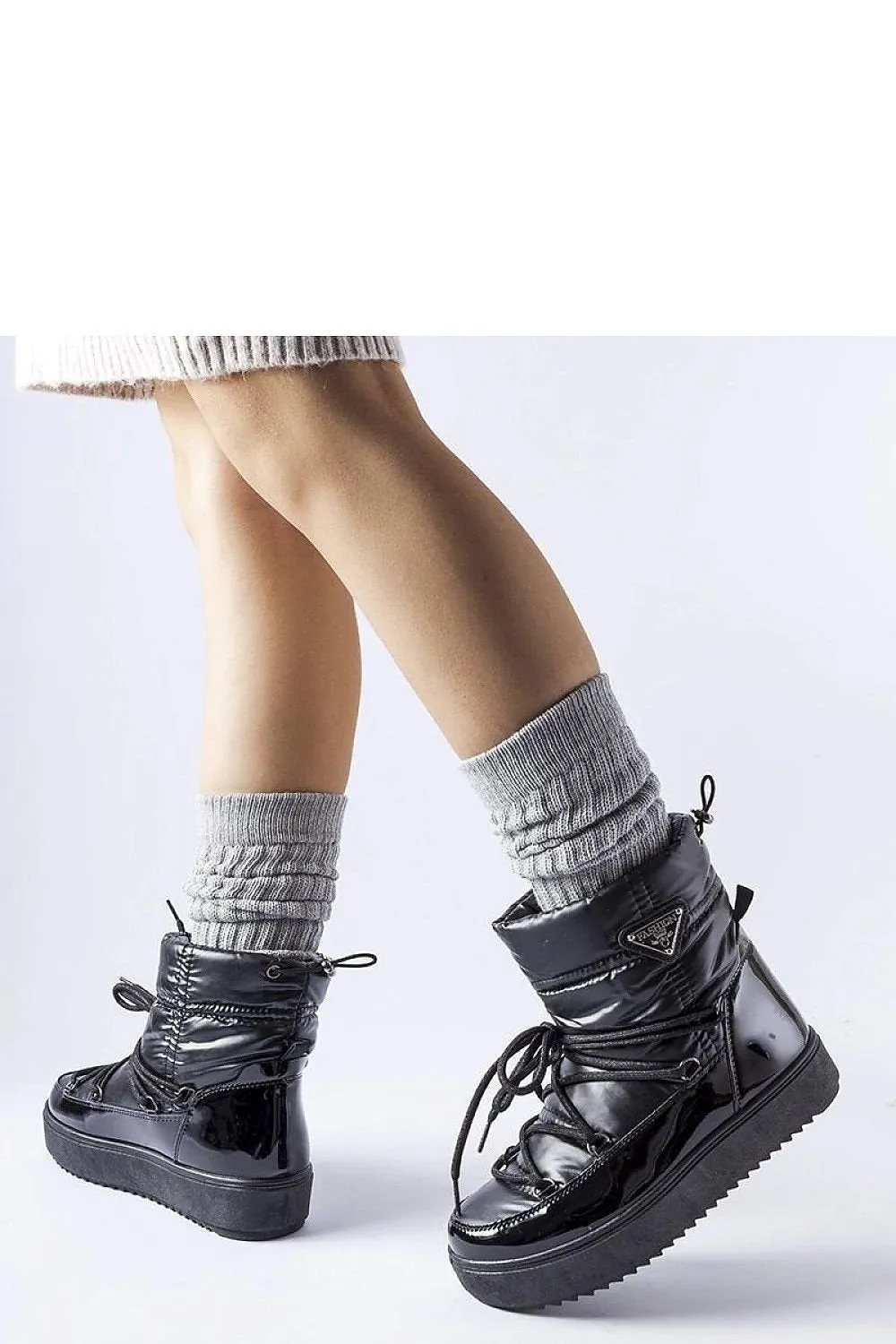 Black insulated snow boots with elastic band
