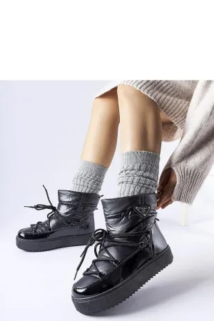 Black insulated snow boots with elastic band